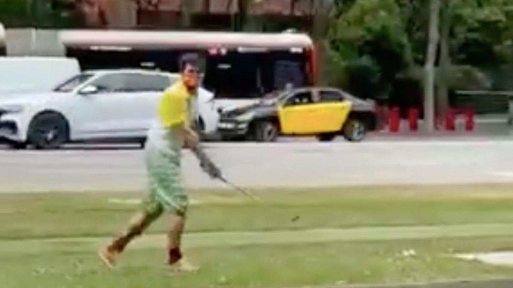 Un joven juega a golf en la Diagonal