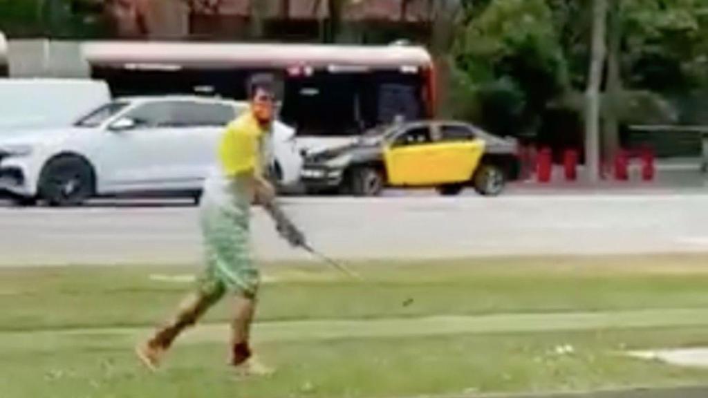 Un joven juega a golf en la Diagonal