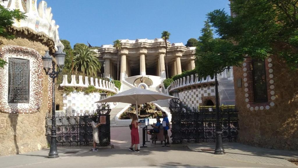 Entrada del Park Güell con la plaza de la Natura encima de las columnas de la Sala Hipòstila / METRÓPOLI - JORDI SUBIRANA