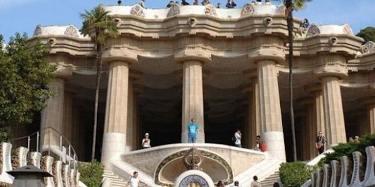 Escalinatas del Park Güell con la plaza de la Natura encima, desde donde cayeron los perros / PARK GÜELL