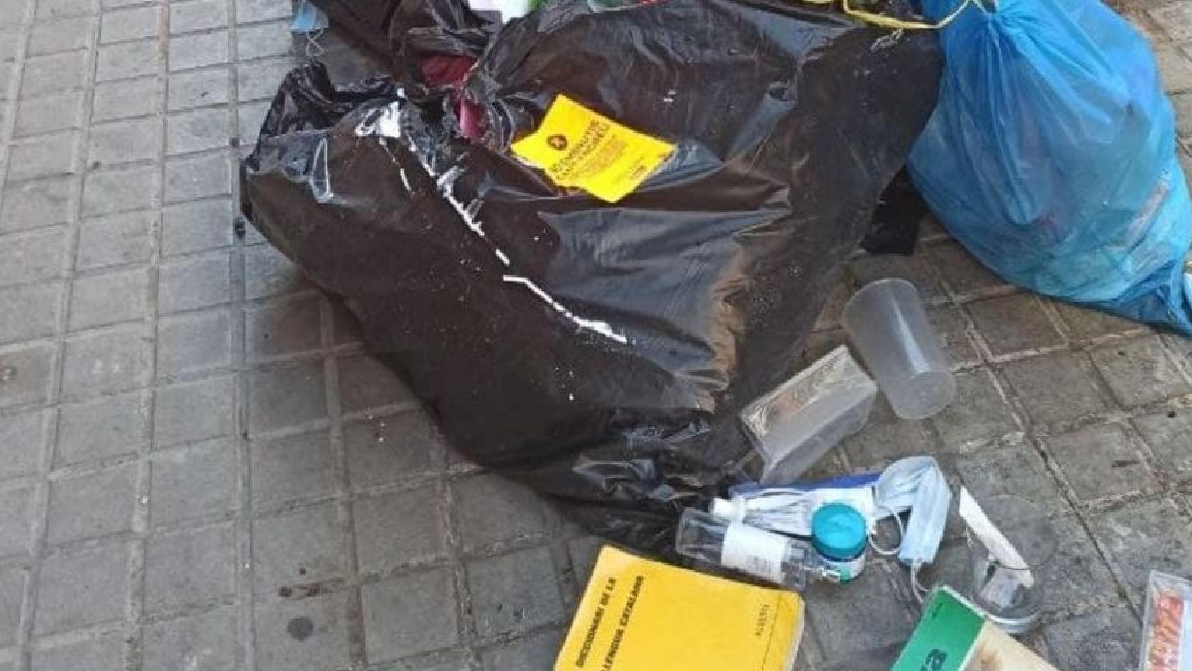 Basura sin recoger por el servicio puerta a puerta en Sant Andreu