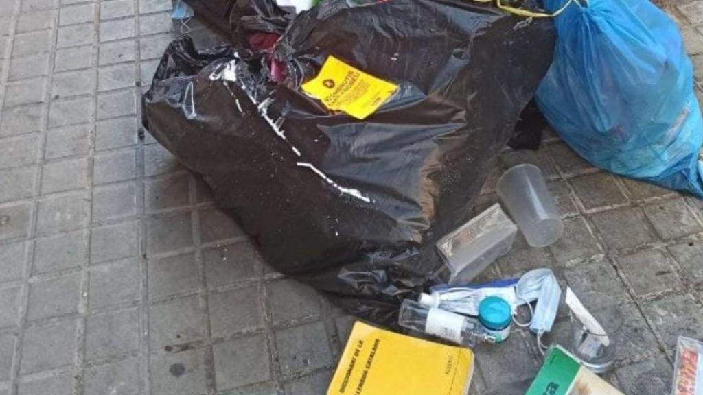 Basura sin recoger por el servicio puerta a puerta en Sant Andreu