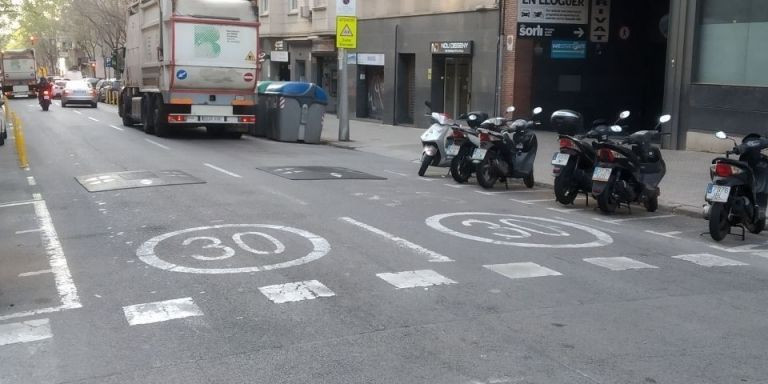 Cojines berlineses en la calle de Dos de Maig / METRÓPOLI - JORDI SUBIRANA