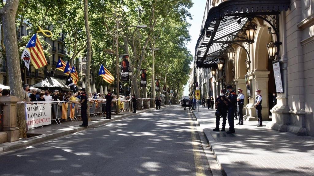 Unas 200 personas protestan ante el Liceu, donde el presidente del Gobierno, Pedro Sánchez, presentará este lunes su estrategia de reencuentro para Cataluña / EUROPA PRESS - DAVID OLLER