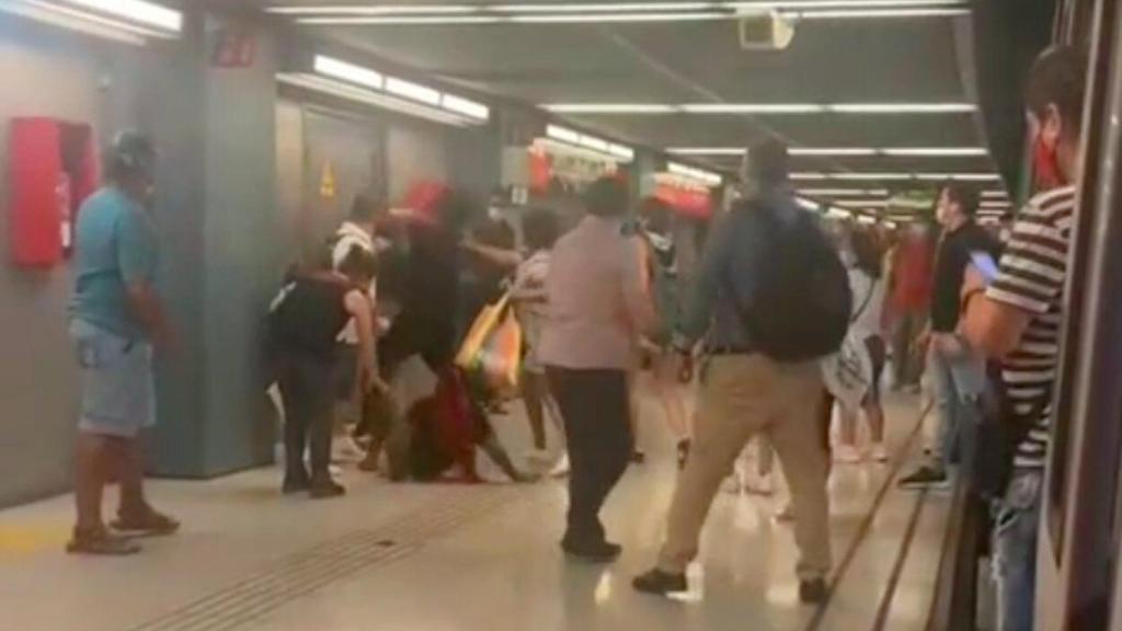 Pelea en la parada de Santa Eulàlia en la L1 del Metro / 'BCN LEGENDS' - TELEGRAM