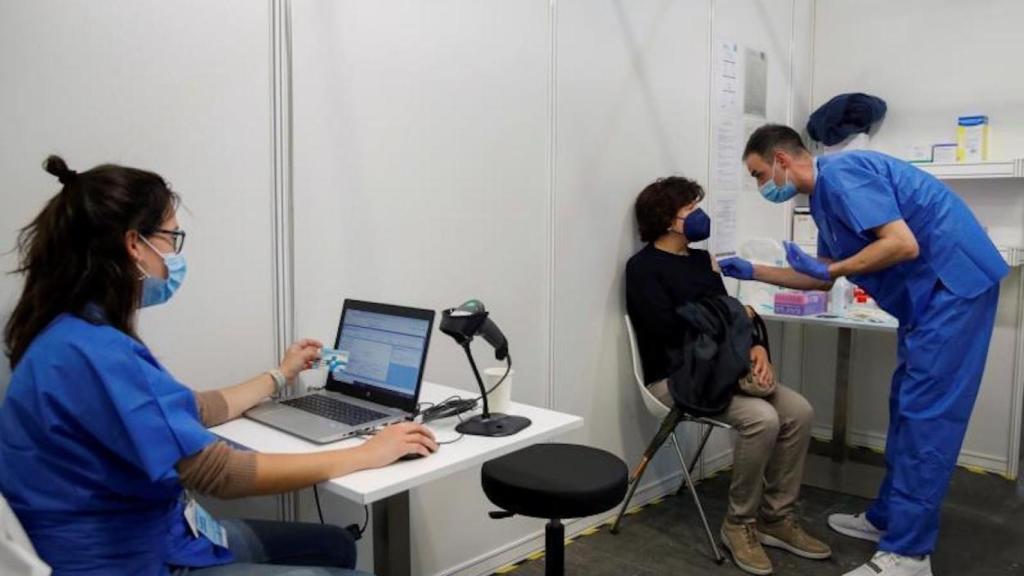 Un grupo de personas esperan a ser vacunados / EFE