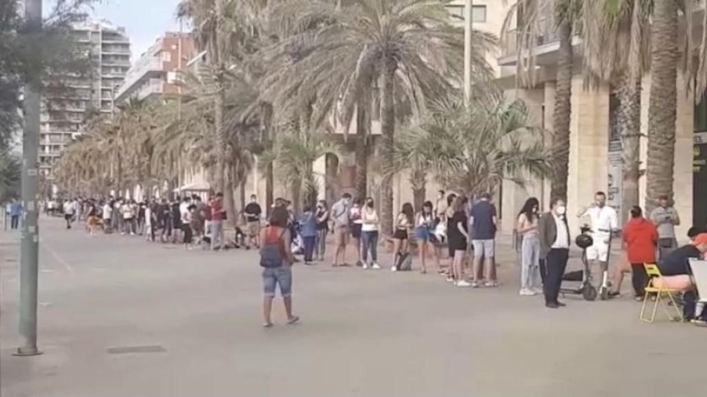 Larga cola en Badalona para vacunarse contra el coronavirus / CEDIDA