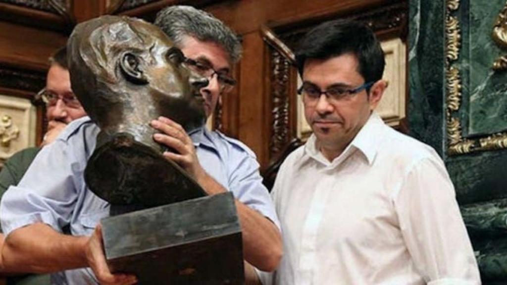 Un operario municipal se lleva el busto del Rey emérito Juan Carlos I en 2015 / EFE