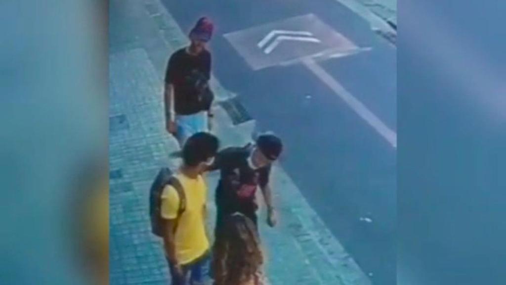 Uno de los ladrones atacando a una víctima en el Raval / SOS PobleSec