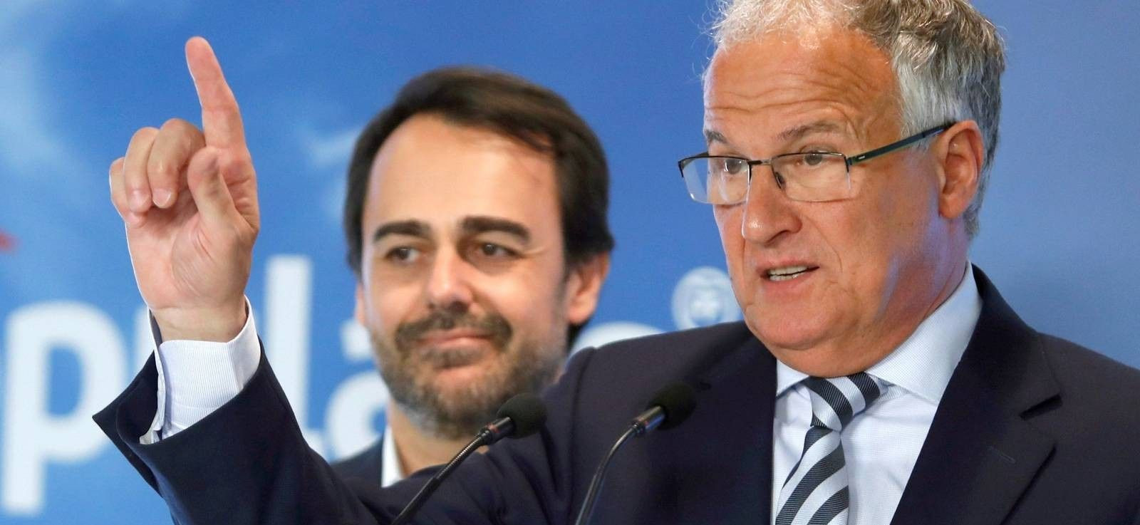Josep Bou, con Óscar Ramírez, los dos concejales del PP en el Ayuntamiento de Barcelona