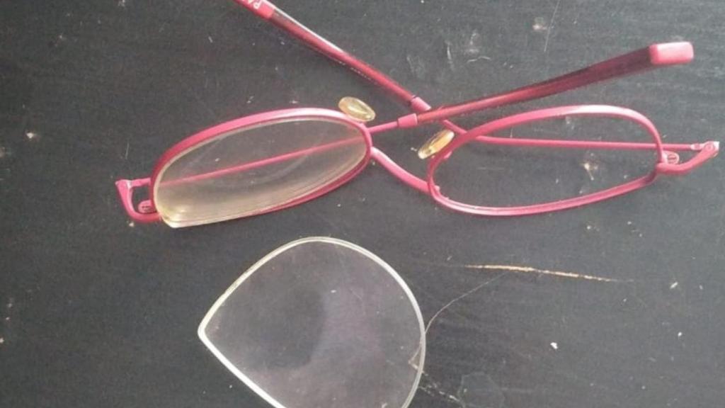 Las gafas de la víctima tras la agresión transfoba de este miércoles en la estación de Sants / @TransFuria