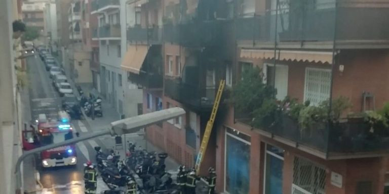 La fachada quemada del edificio de Gràcia / CEDIDA 