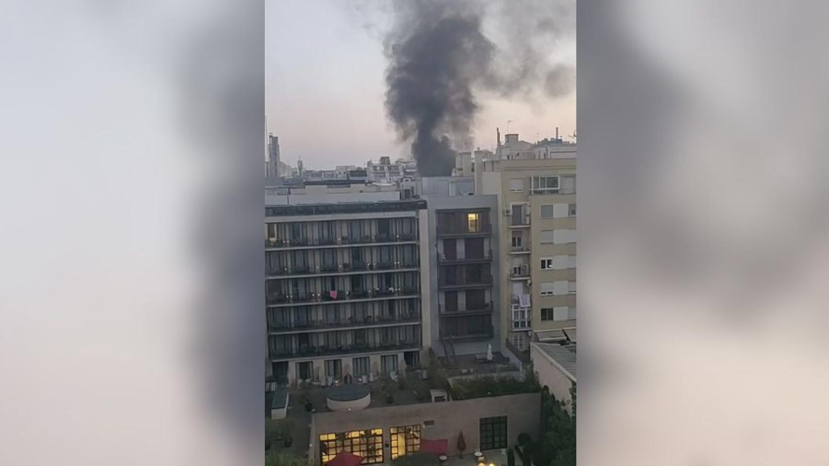 Gigantesca columna de humo por un incendio en el Eixample / METRÓPOLI