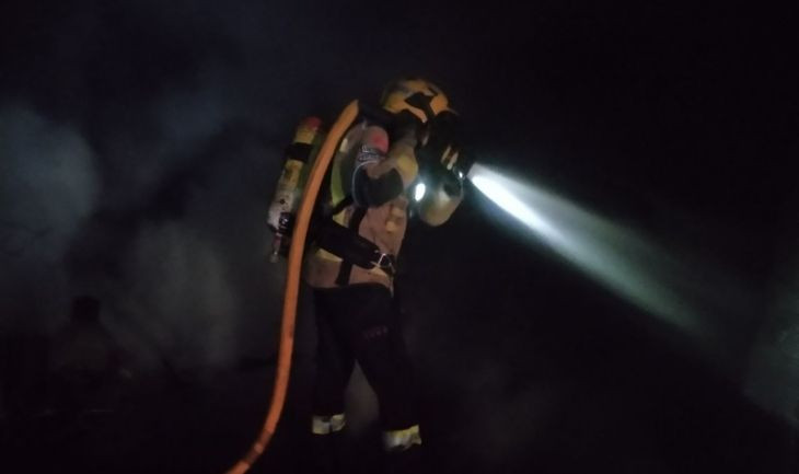 Un bombero trabajando para extinguir el fuego / BOMBERS 
