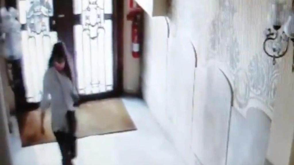 Una de las detenidas accede a una fina en Barcelona / MOSSOS D'ESQUADRA