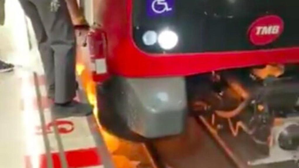 Incendio en un vagón del Metro en la estación de Diagonal / REDES SOCIALES