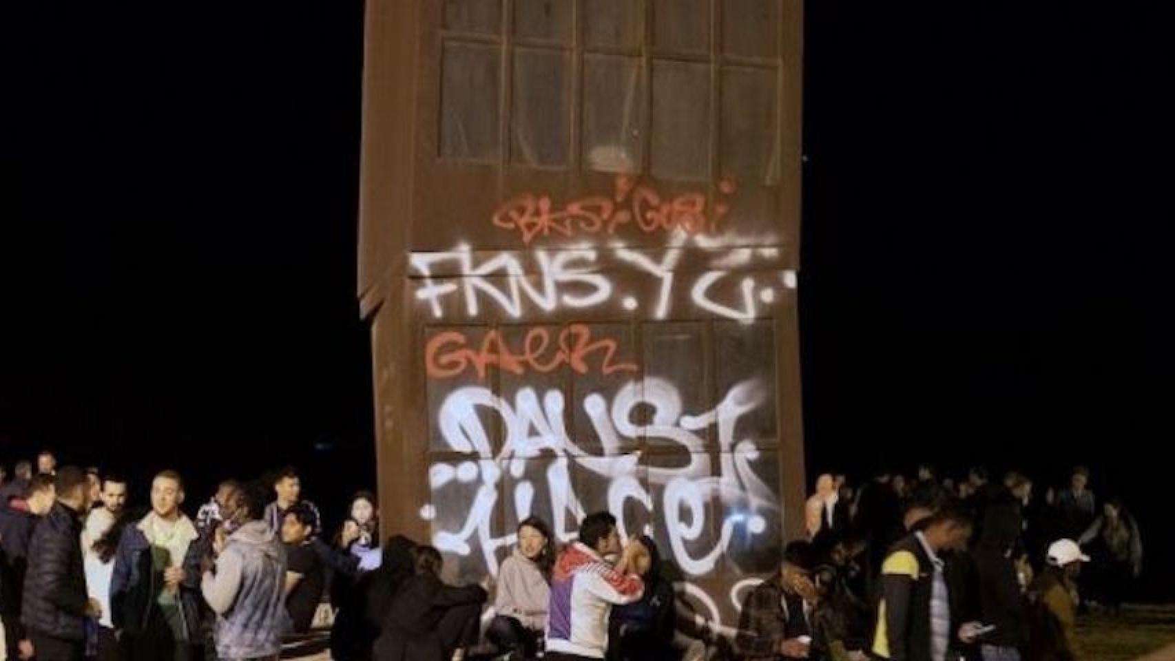 Jóvenes de botellón, en la playa de la Barceloneta, uno de los problemas de incivismo de Barcelona / ARCHIVO - EFE