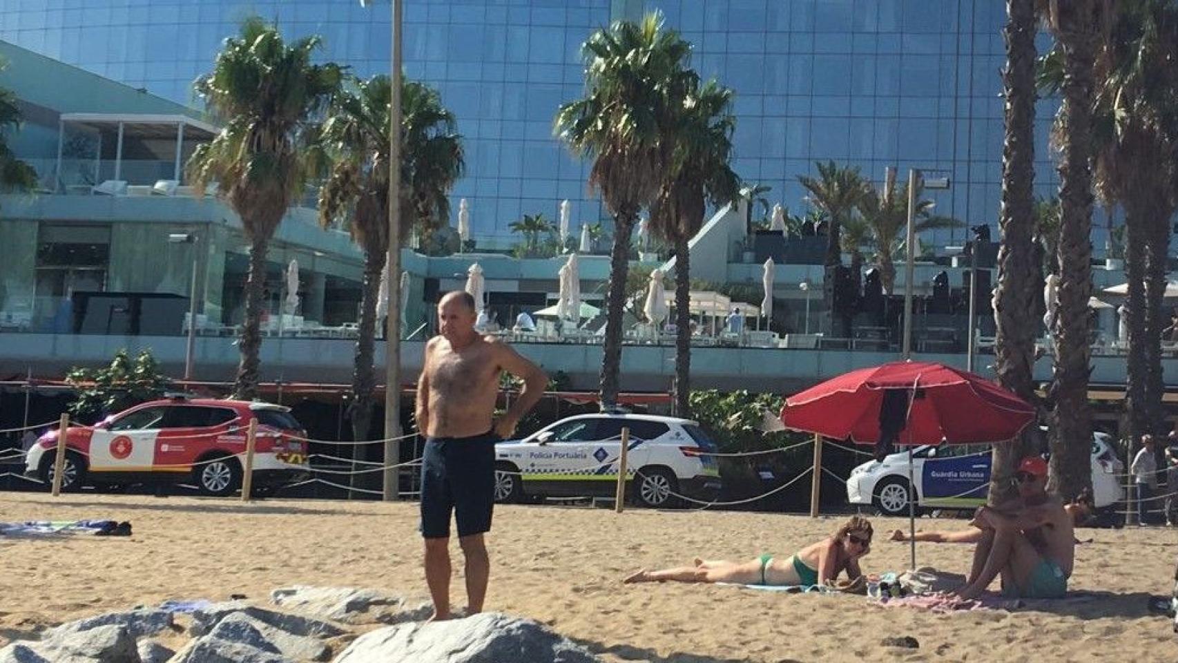 Coches policiales y de bomberos junto al Hotel Vela / CEDIDA