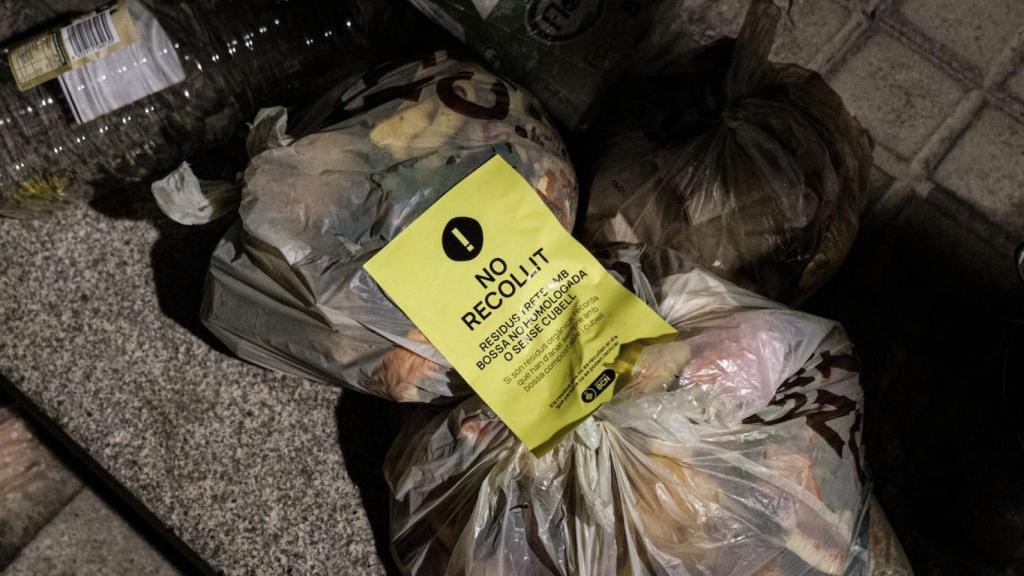 Basuras mal etiquetadas y no recogidas por el sistema 'Puerta a puerta' en el barrio de Sant Andreu / PABLO MIRANZO - MA