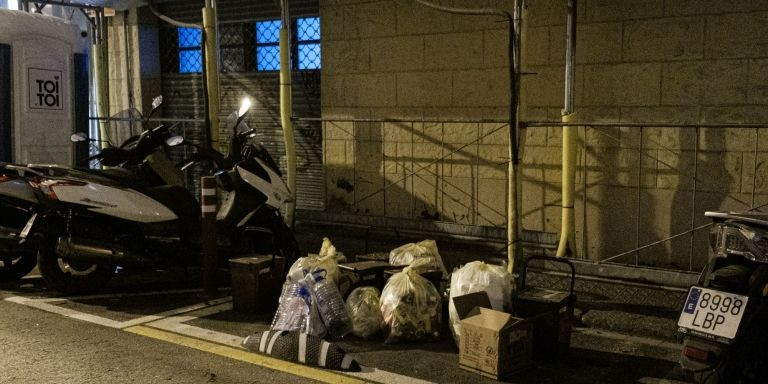 Bolsas de basura en una calle de Sant Andreu / METRÓPOLI - PABLO MIRANZO
