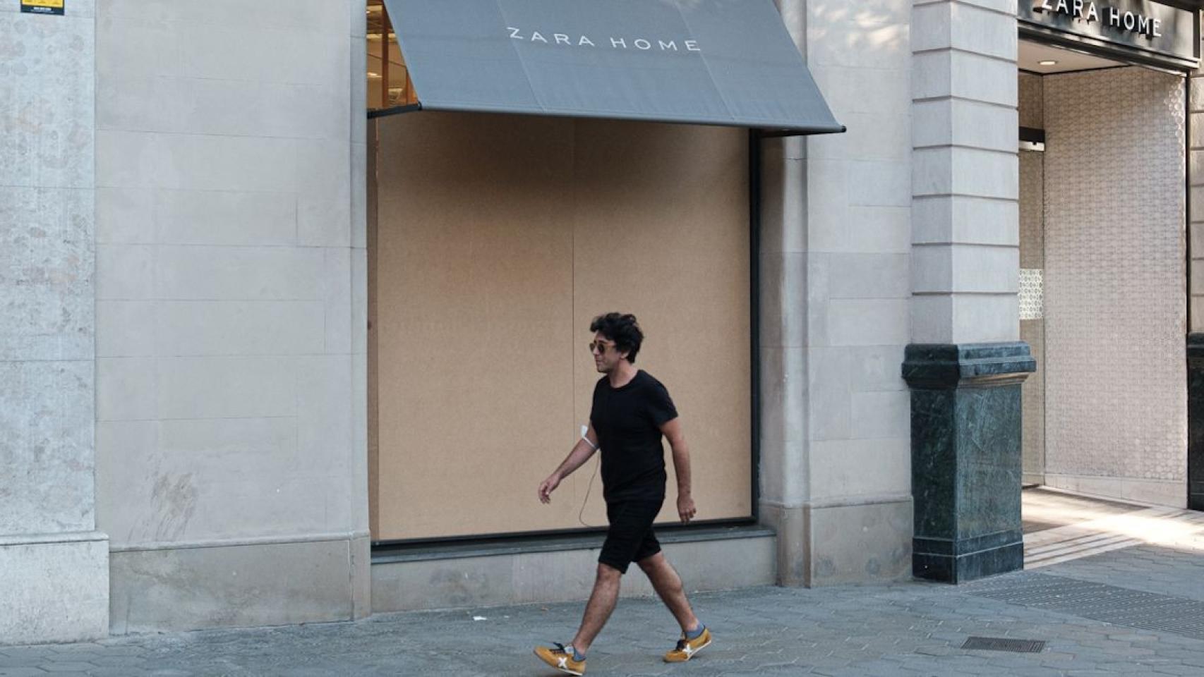 Escaparate de Zara Home del paseo de Gràcia, blindado ante saqueos y disturbios / PABLO MIRANZO - MA