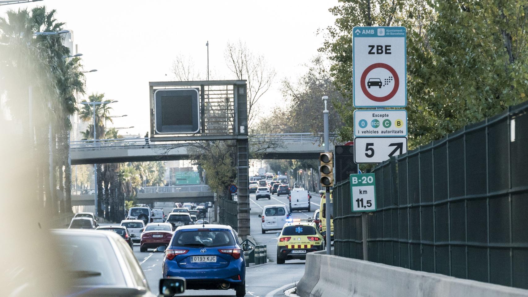 Cartel indicador de la Zona de Bajas Emisiones (ZBE) en Barcelona / AJ BCN