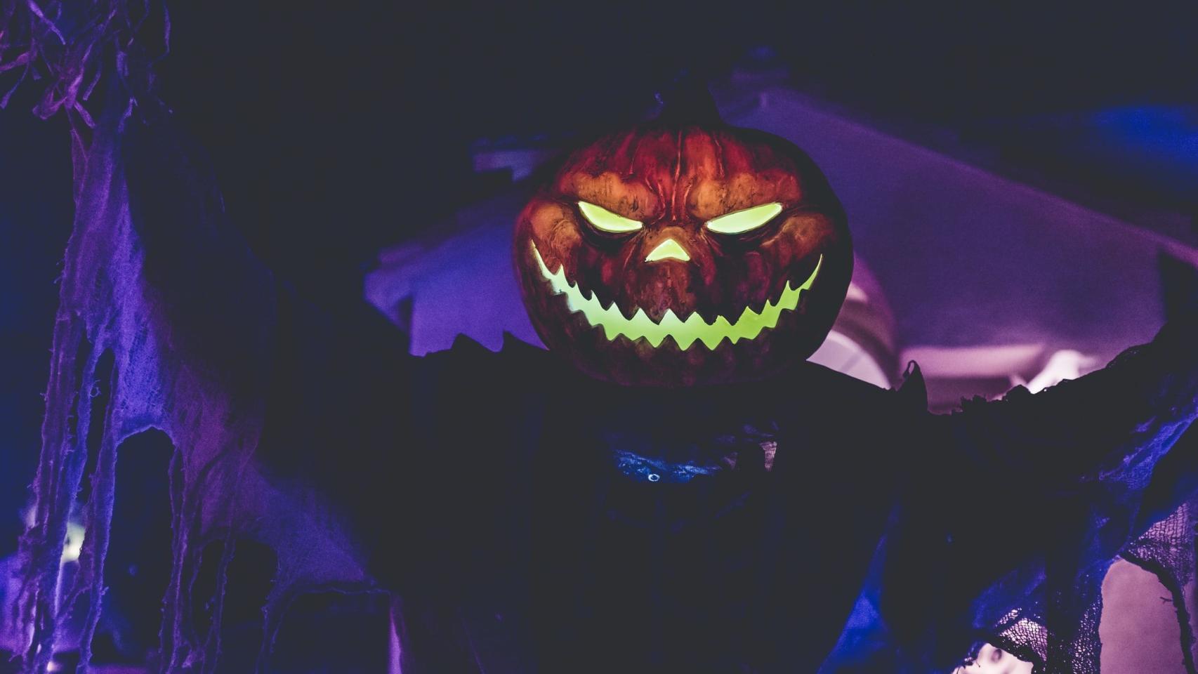 Un hombre, disfrazado de calabaza, celebrando Halloween en una discoteca de Barcelona / UNSPLASH