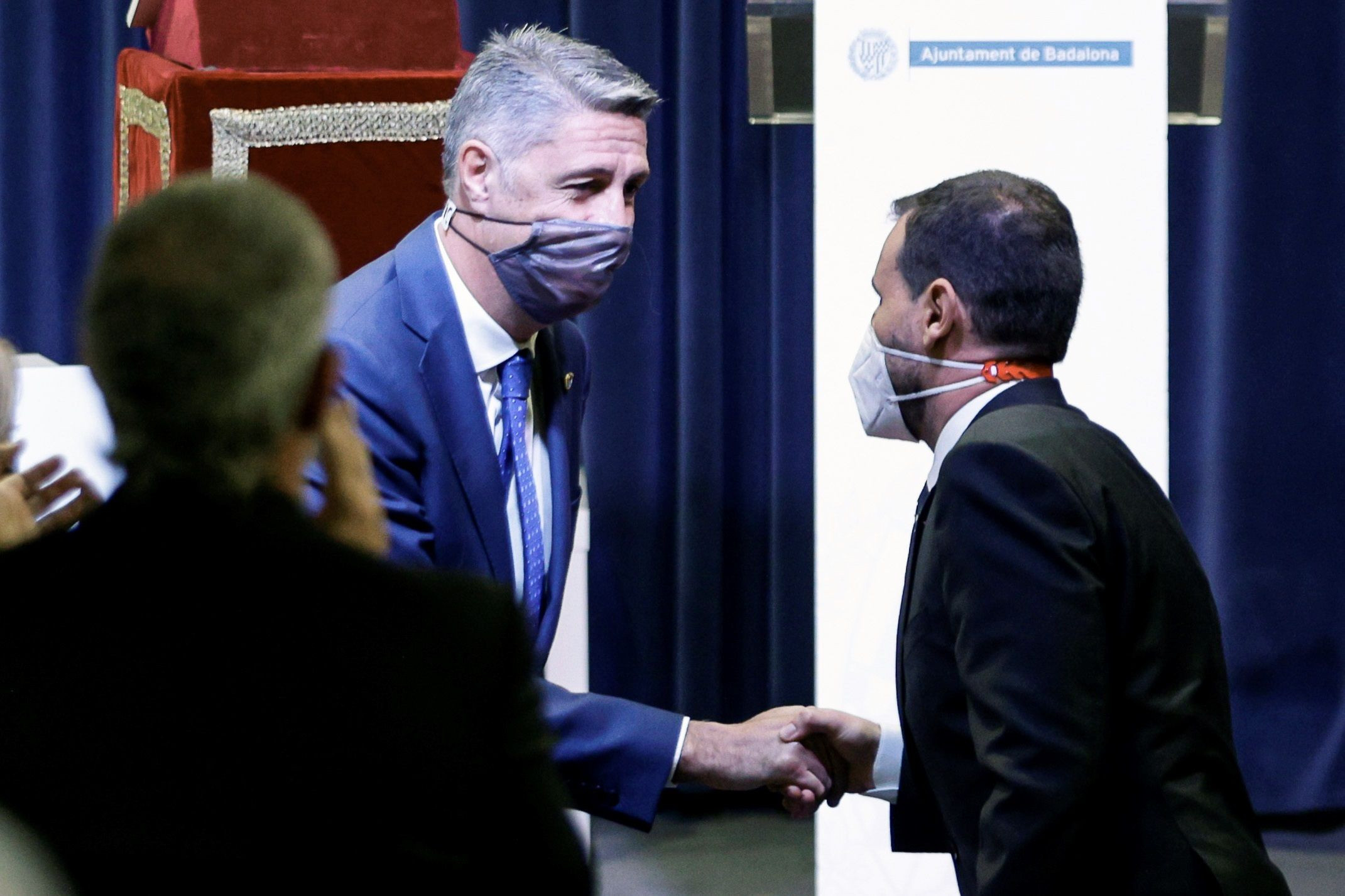 El nuevo alcalde de Badalona, Rubén Guijarro (d), saluda al alcalde saliente, Xavier García Albiol / EFE