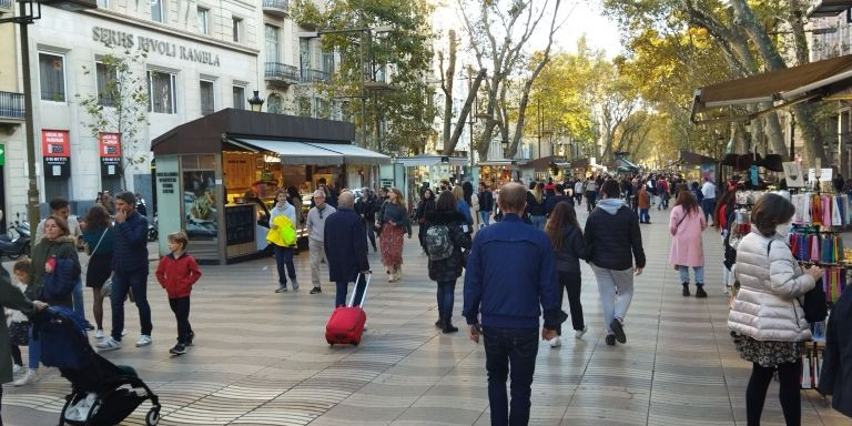Paseantes en la Rambla, este viernes / METRÓPOLI - JORDI SUBIRANA