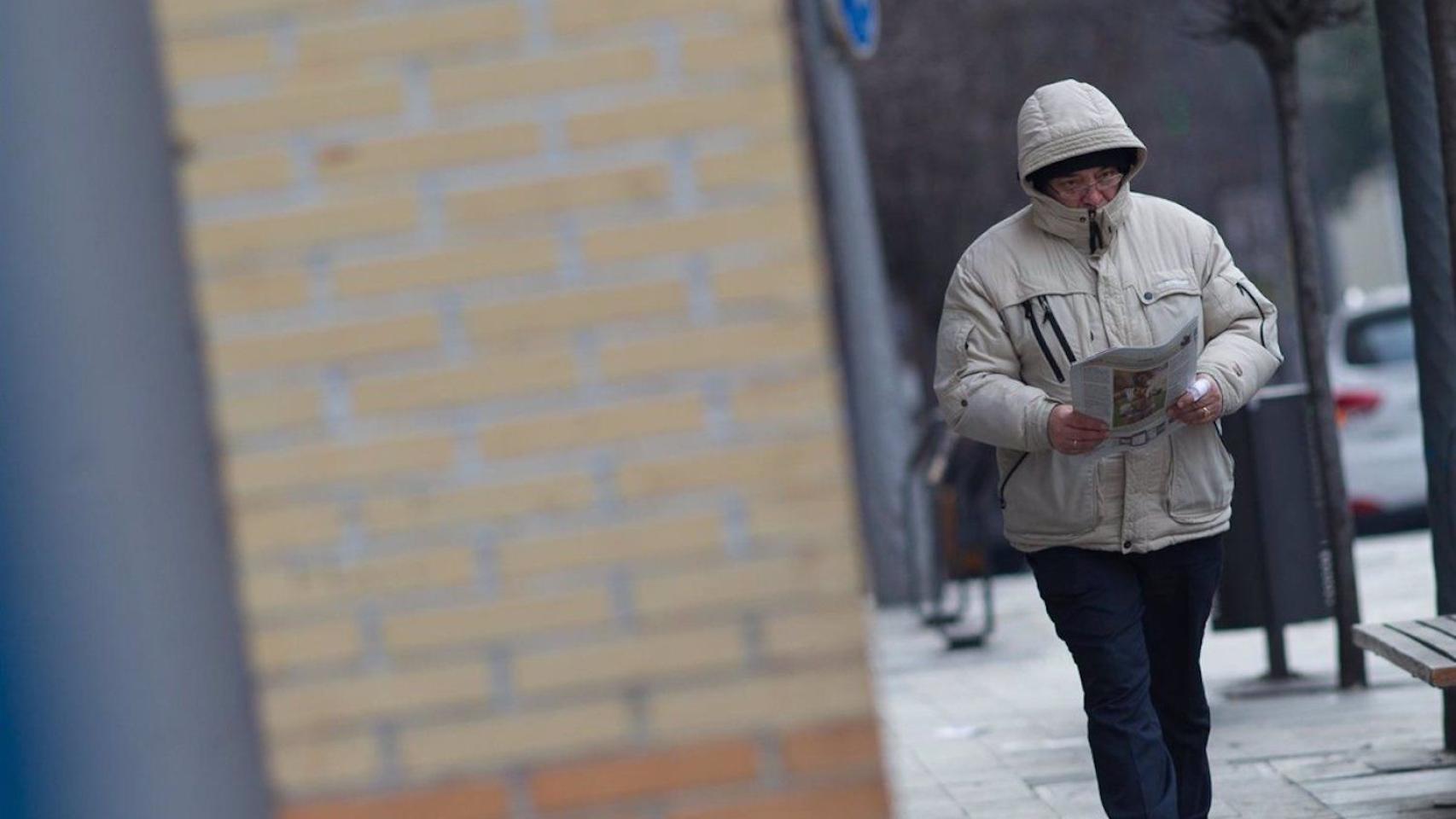 Un hombre pasea por la calle en plena ola de frío / EUROPA PRESS