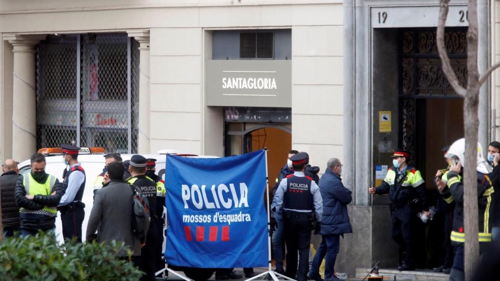 Presencia policial en la plaza Tetuan tras el incendio durante la mañana de este martes / EFE