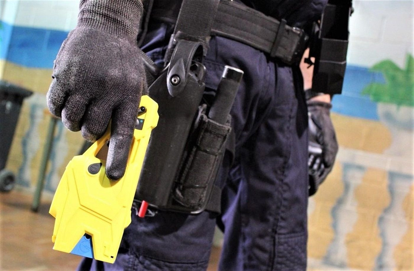 Un agente de los Mossos d'Esquadra con una pistola eléctrica Taser / EP