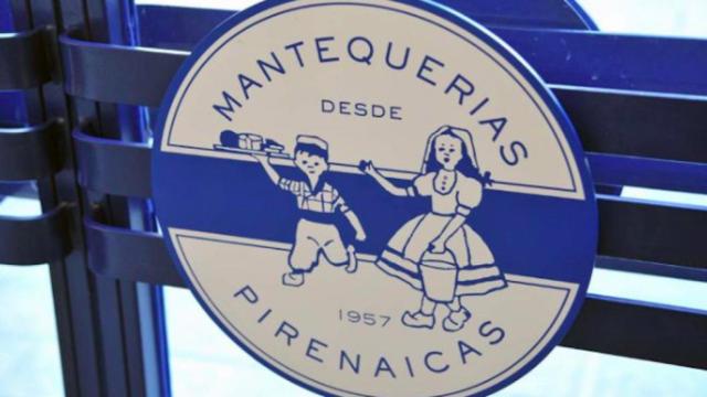 Tirador de la puerta de Mantequerías Pirenaicas con el logo del establecimiento / CEDIDA