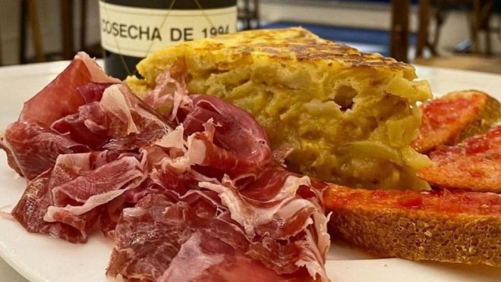 Desayuno completo servido en una de las mesas de Mantequerías Pirenaicas