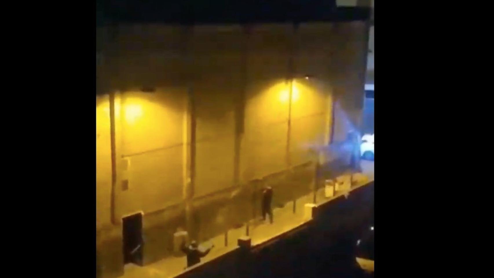 El hombre, frente al agente de la Guardia Urbana, en el momento que tira el cuchillo