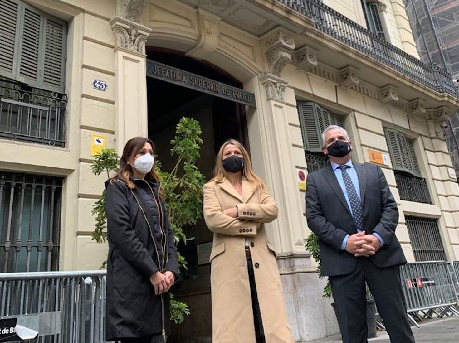 Eva Parera, en el centro, con Marilén Barceló y Óscar Benítez en vía Laietana / VALENTS