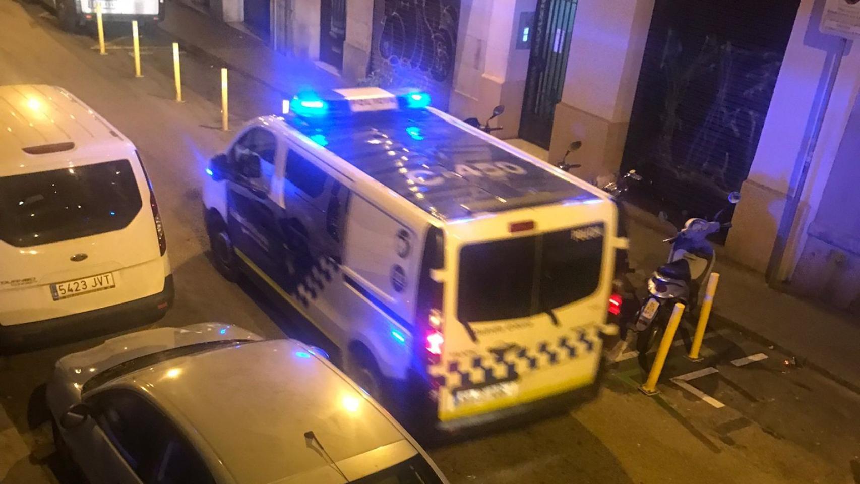 Una furgoneta de la Guardia Urbana, el cuerpo que ha detenido al conductor ebrio / METRÓPOLI