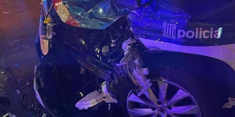 Más imágenes del accidente entre un vehículo de Mossos y un NitBus en plaza Universitat / REDES SOCIALES