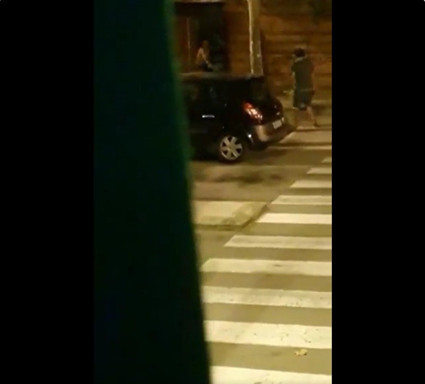 Imágenes del vídeo del okupa amenazando con un cuchillo a un vecino de Badalona / TWITTER