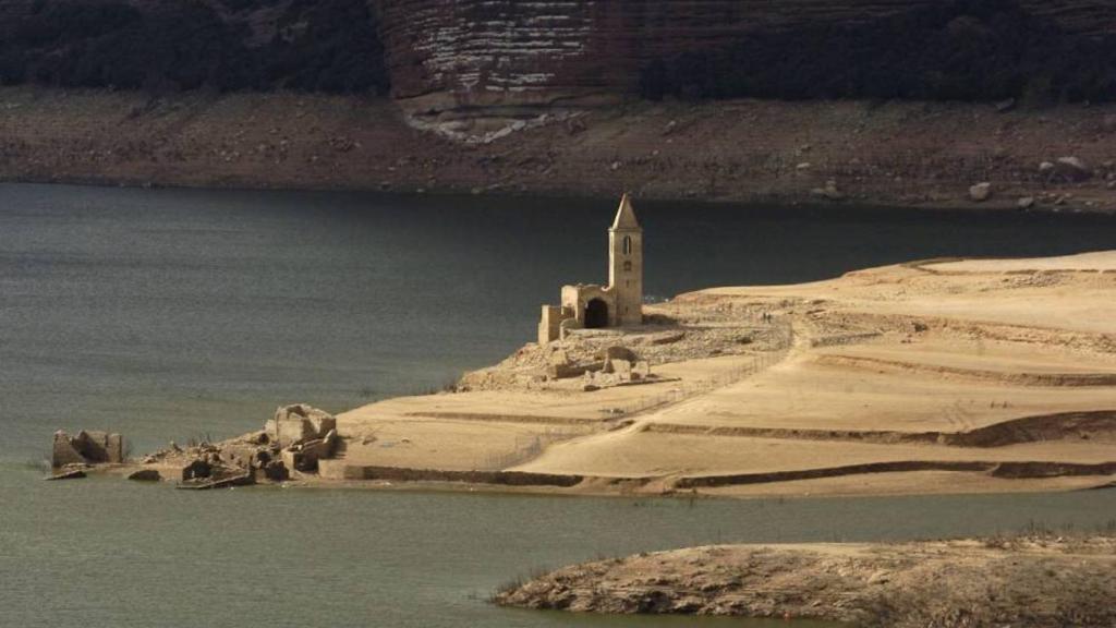 El pantano de Sau, bajo mínimos durante la gran sequía del año 2008 / EFE