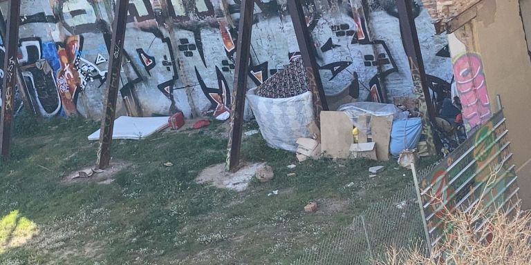 Parte del asentamiento ilegal del solar del fallido hotel Prakitk / CEDIDA 