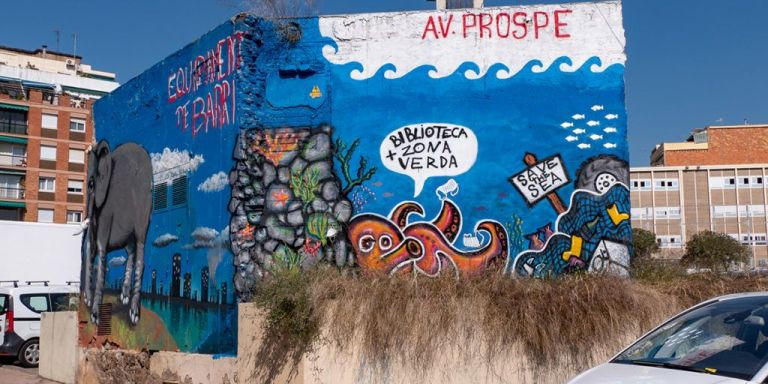 Restos de muro con mensajes reivindicativos en el actual solar reconvertido en aparcamiento / AVV LA PROSPERITAT