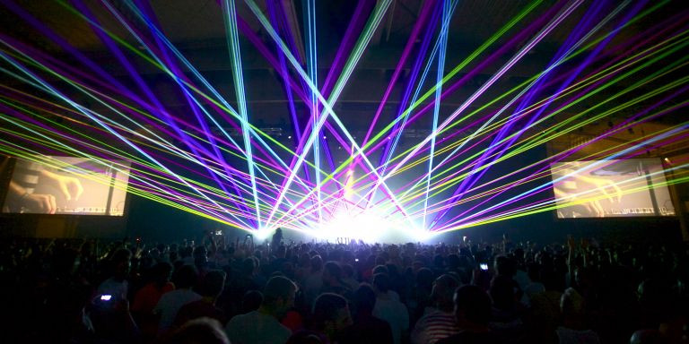 Ambiente del festival de noche en Barcelona / SÓNAR - Mahala Marcet