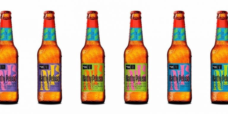 Botellines con etiquetas de la promoción de Nathy Peluso / ESTRELLA DAMM