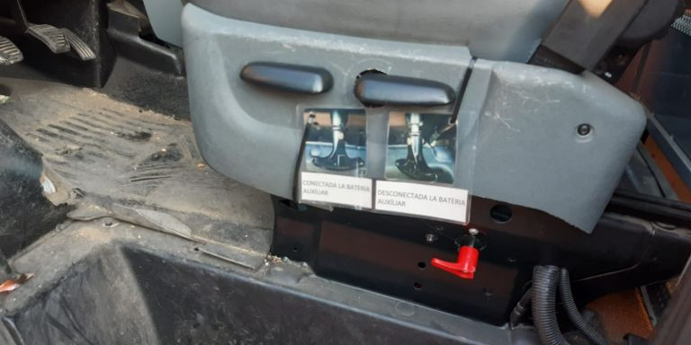 La furgoneta de la antigua Unidad Omega de Badalona, en estado de abandono / CEDIDA