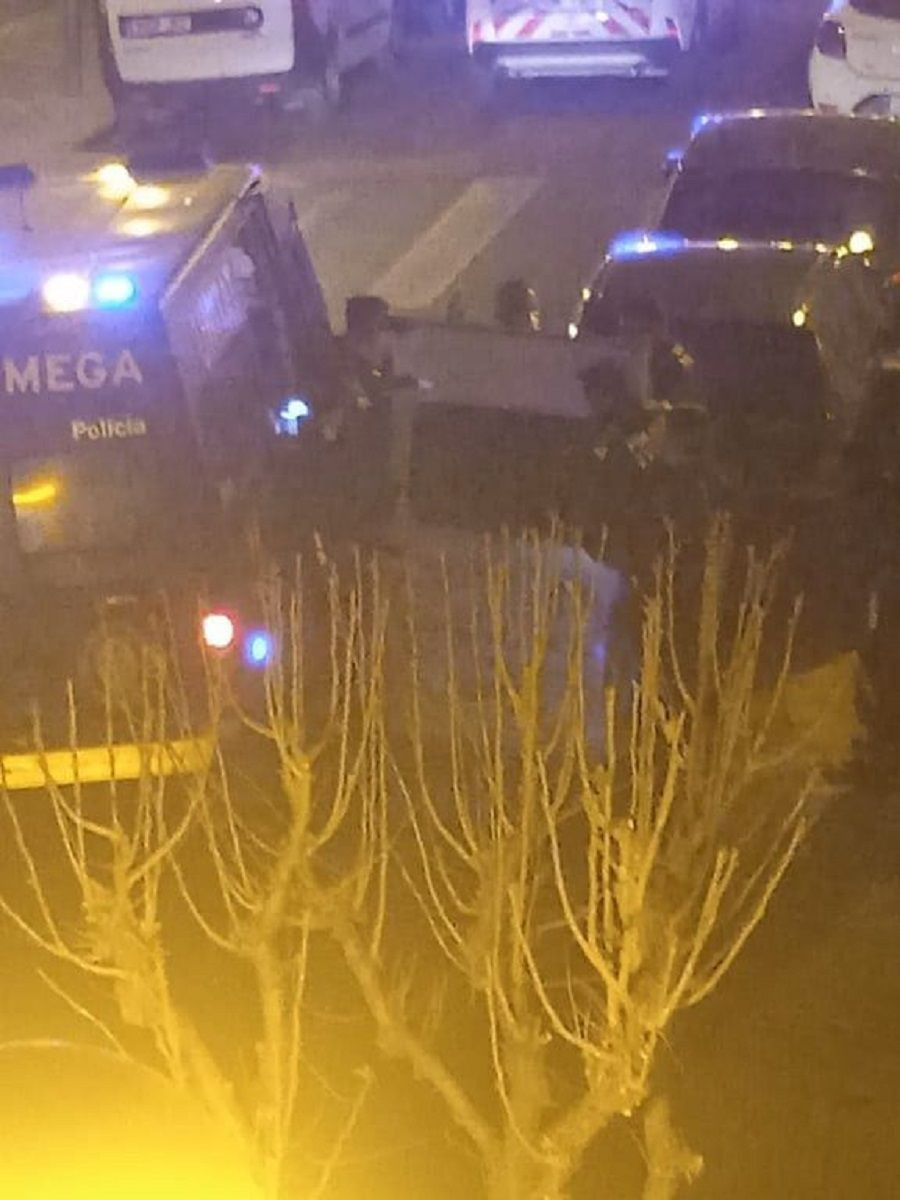 Los agentes meten en la furgoneta la puerta fracturada de la misma / CEDIDA