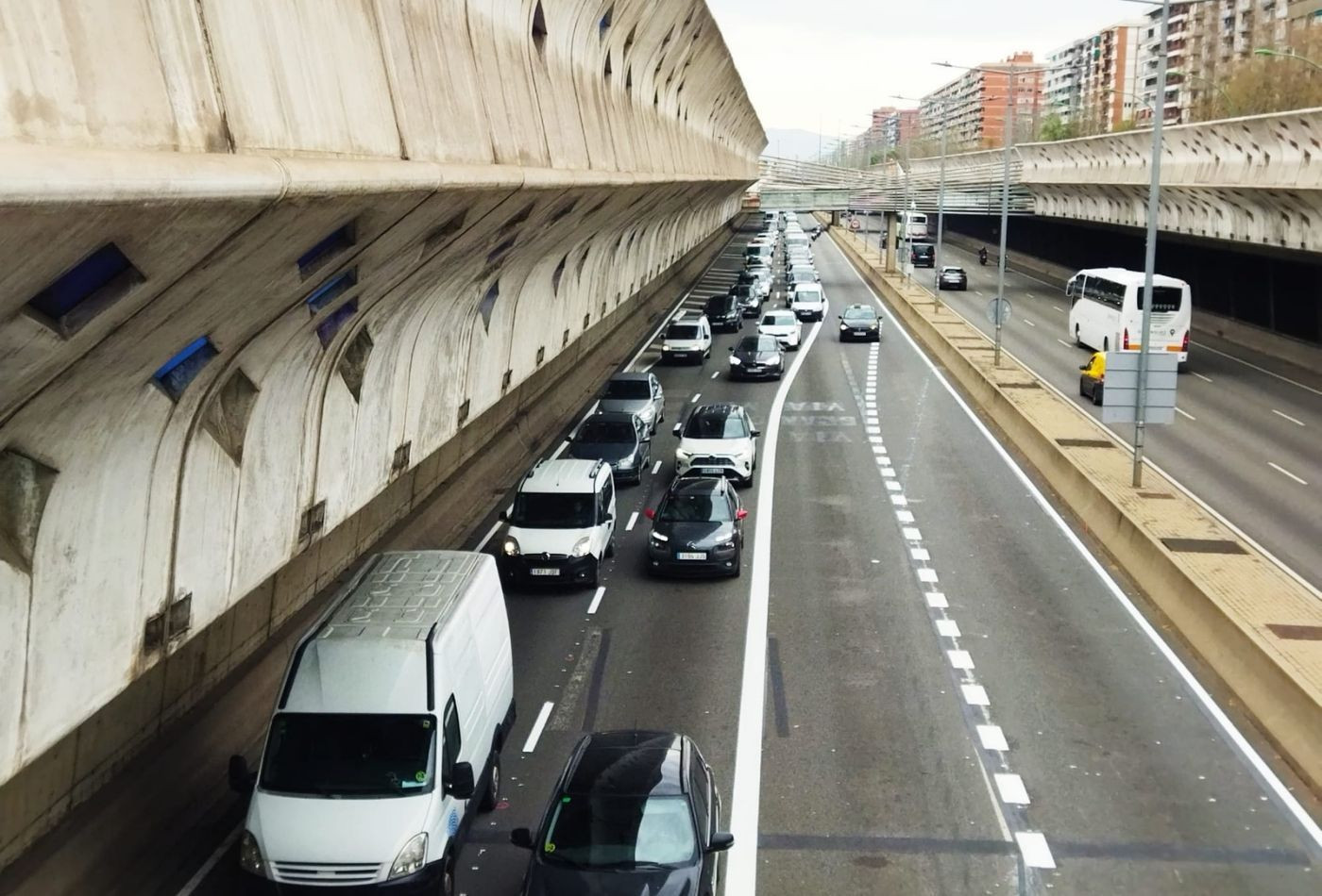Caos absoluto tras la apertura total del túnel de Glòries / JORDI SUBIRANA