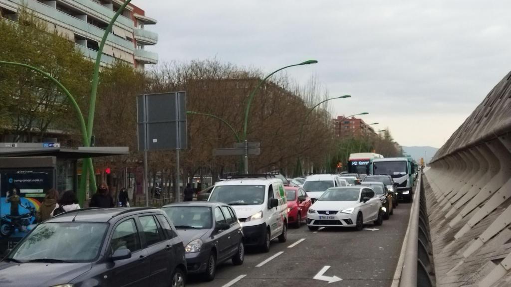 Colas en el lateral de Gran Via / METRÓPOLI - JORDI SUBIRANA