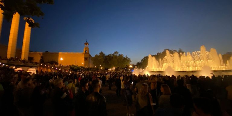 Multitud frente a la Font Màgica, que vuelve a funcionar después de dos años / CEDIDA