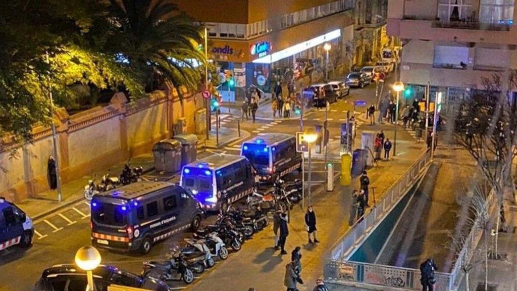 Mossos d'Esquadra esta tarde en la casa okupa Tres Lliris / CEDIDA